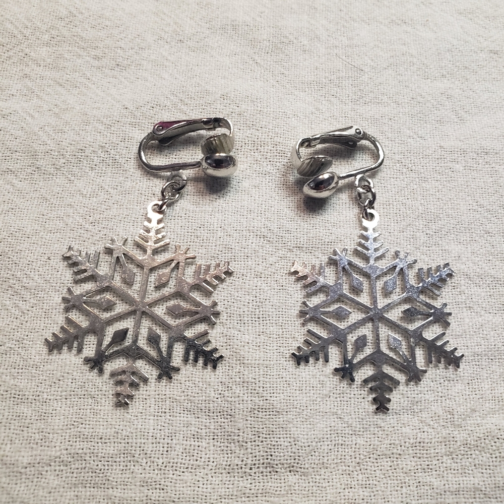 Beautiful Vintage Silver Snowflake Clip-on Earrings 1990's Avon